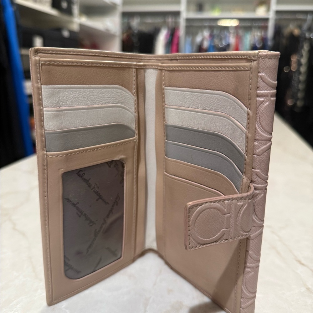 Salvatore Ferragamo Gancini leather beautiful dust rose wallet in chain  in EUC - Picture 6 of 16